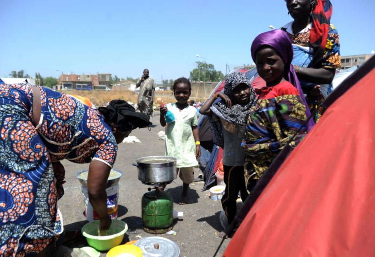 منظمة “أطباء بلا حدود” تستنكر سوء معاملة المهاجرين واغتصاب النساء على حدود الجزائر وليبيا