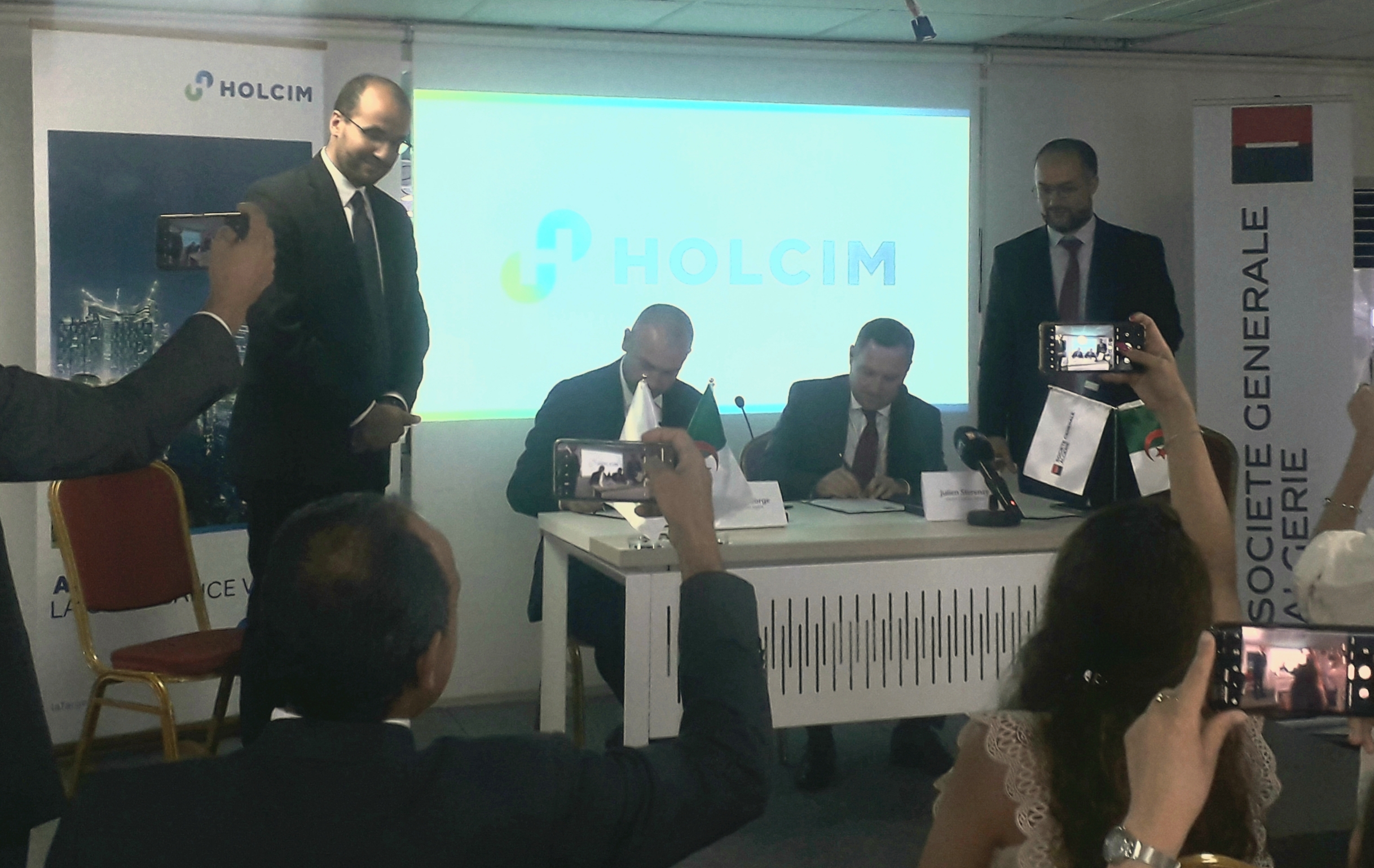 توقيع إتفاق تمويل بيئي بين “سوسييتي جنرال” الجزائر و”لافارج هولسيم”