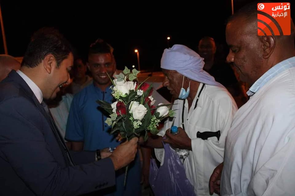 بالصور: أجواء احتفالية لاستقبال أول الوافدين الجزائريين إلى تونس بعد سنتين من غلق الحدود
