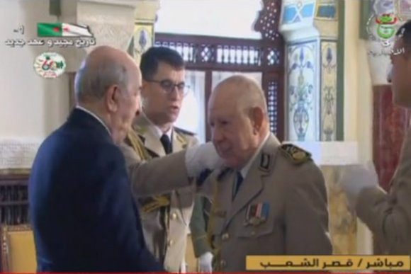 بعد تجديد دعمِه له على خلفية فيديوهات بونويرة..تبون يُرقي شنقريحة لرتبة فريق أول