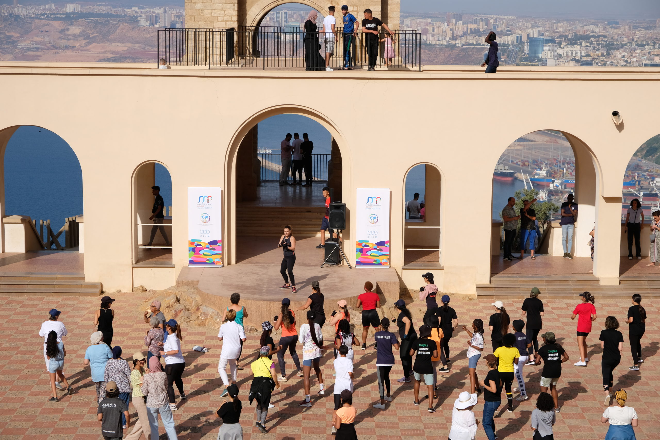 ألعاب متوسطية: اللجنة المنظمة والجمعية النسوية “فرض” يُنظّمان نشاط رياضي وتوعوي ضدّ سرطان الثدي