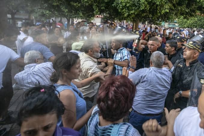 قمع مسيرات رافضة لتعديل الدستور بتونس ونقابة الصحفيين تدين “البوليس السياسي”