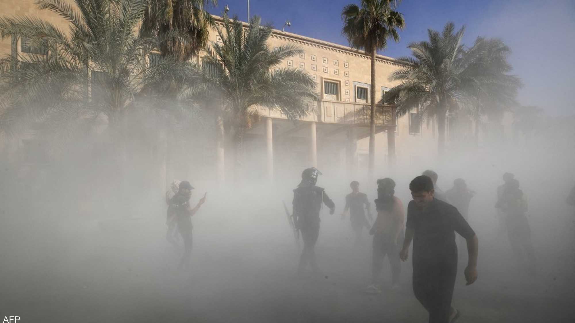 العراق: قتلى وجرحى في إشتباكات بغداد وإيران تغلق حدودها