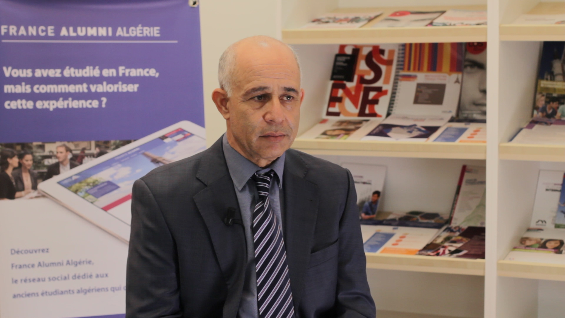 عبد الرزاق دوراري لـ “راديو أم”: إدراج  الإنجليزية في  الإبتدائي دون هذه الشروط سيُخلّف مأساة لغوية