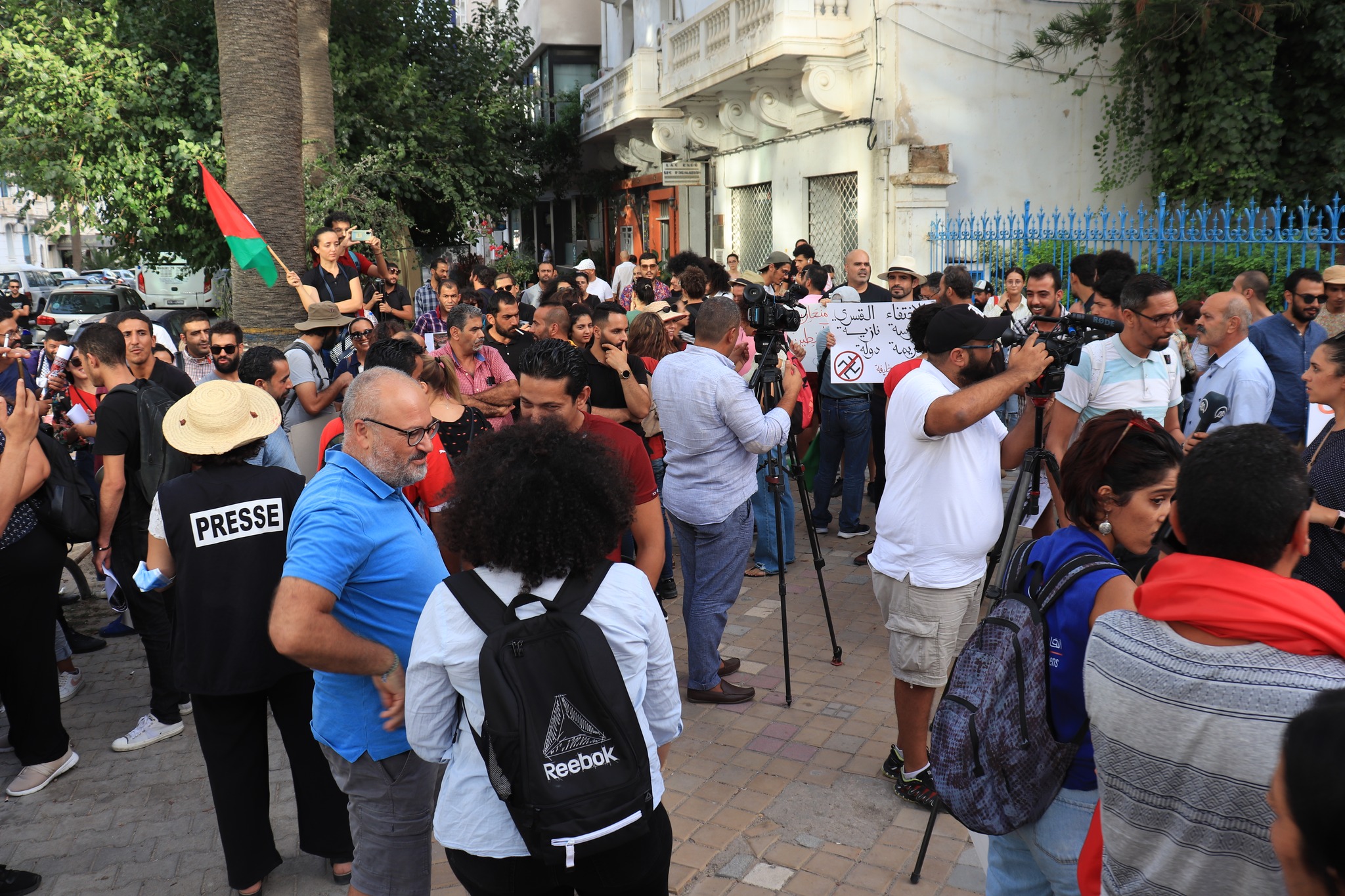 الصحافيون التونسيون في مسيرة للمطالبة بإطلاق سراح زميلهم غسان بن خليفة