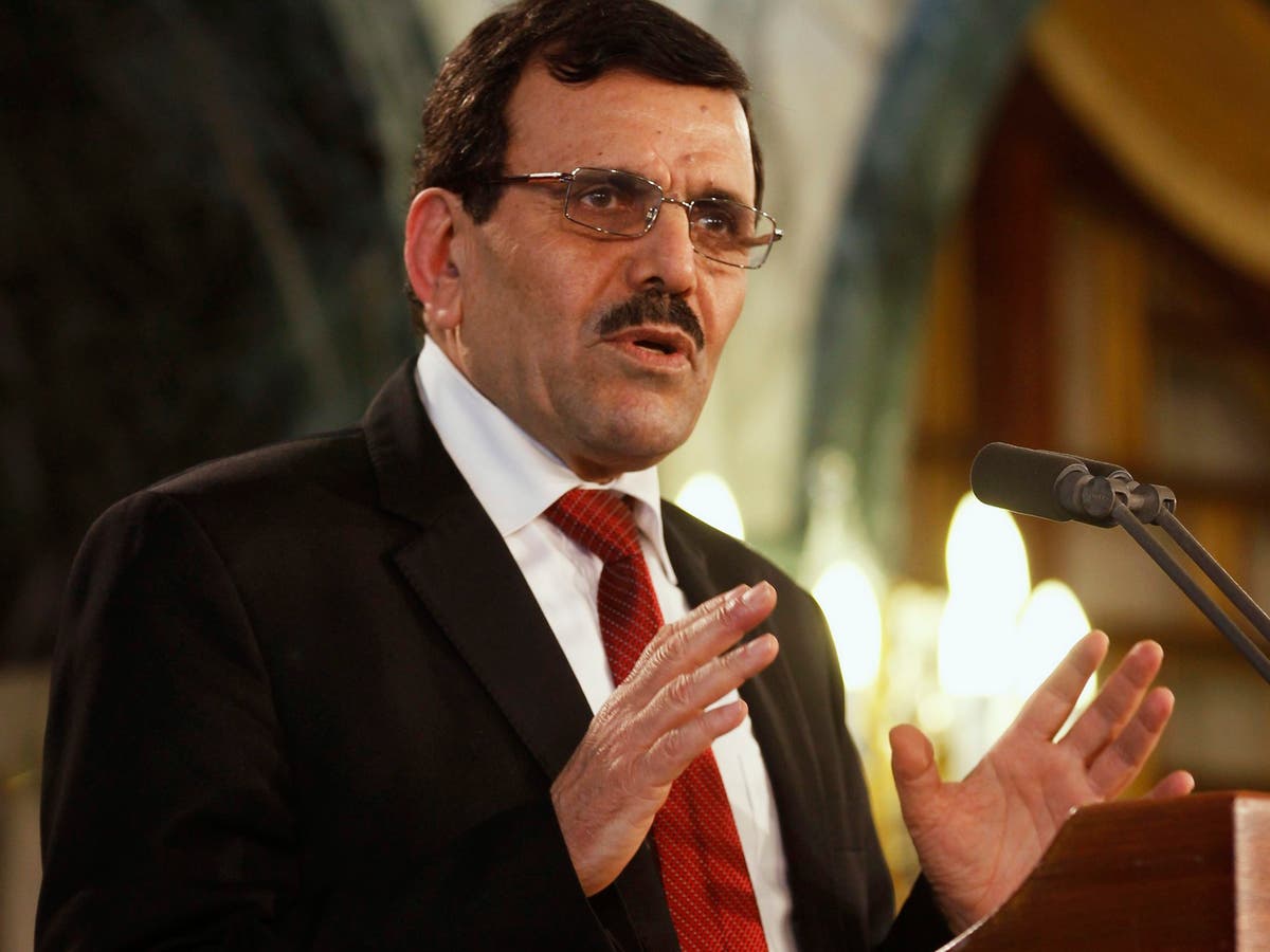 تونس: بقاء رئيس الحكومة الأسبق تحت النظر بشبهة إرسال مقاتلين لسوريا والعراق