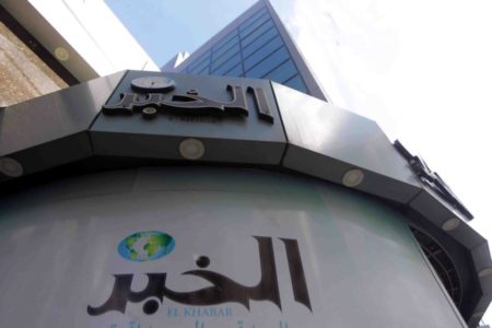 عُمال وصحافيو جريدة “الخبر” بدون أجور مند شهر، وهذه هي الأسباب