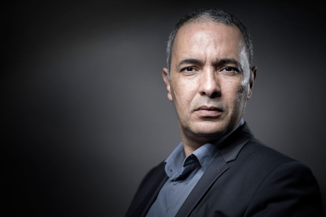 إعتداء كمال داود على زوجته بـ”عصا خشبية” تعود للواجهة بفرنسا