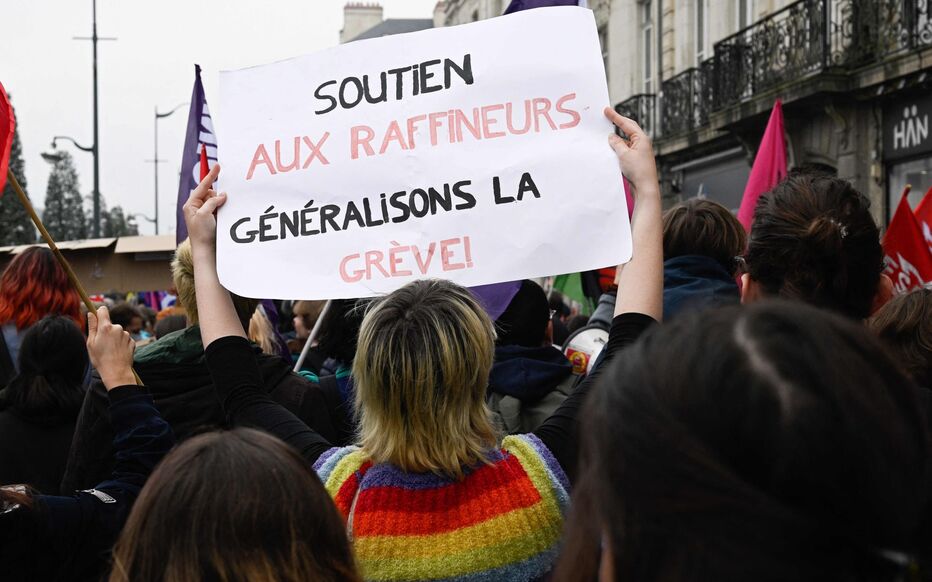 غلاء المعيشة -فرنسا: النقابات العمالية تشرع في إضراب عام