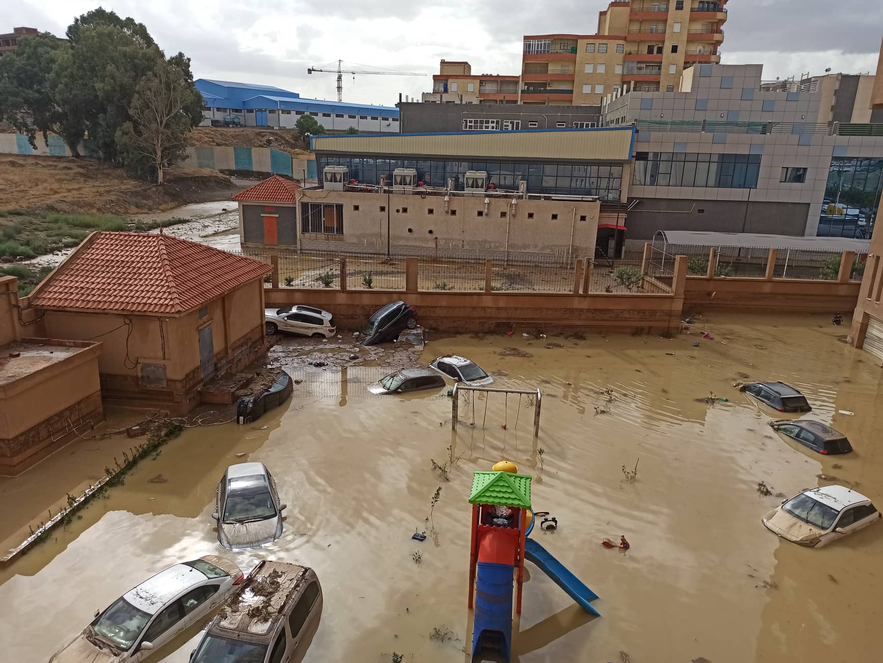 فيضانات: وفاة شخص في مجانة وإنقاذ 30 بإستعمال زورق في برج بوعريريج