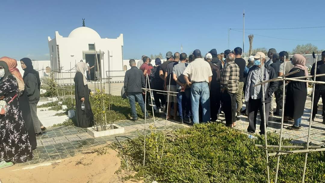 أهالي المفقودين الحراقة في جرجيس بتونس يقتحمون “مقبرة الغرباء” ويفتحون القبور