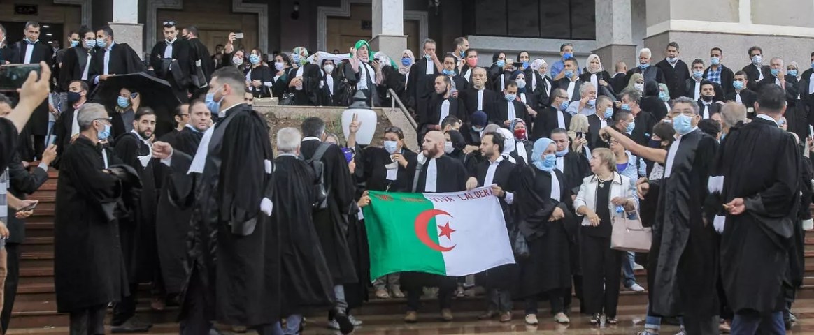 ثلاث قرارات منع جديدة من السفر  تمس محامين من هيئة الدفاع عن معتقلي الرأي