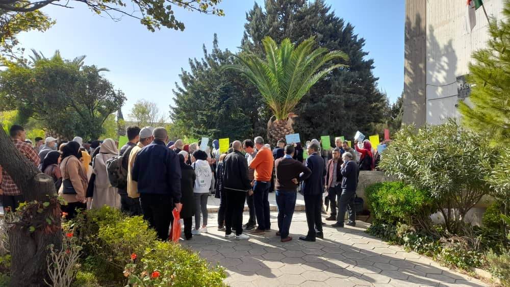 قسنطينة: إحتجاج أساتذة الآداب واللغات ضد عصابات ترويج المخدرات داخل الكلية  