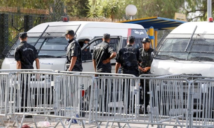 Tunisie : un jeune tente de s’immoler et de brûler des agents de la garde nationale