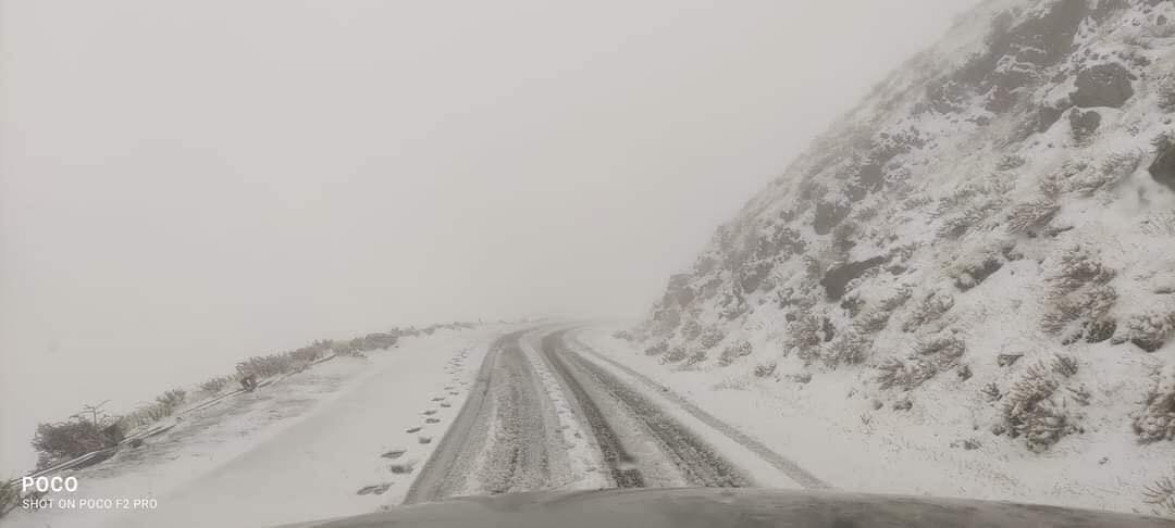 فيديو .. رحلة عبر الطريق الوطني رقم 33 مع أولى الثلوج المتساقطة على جبال جرجرة