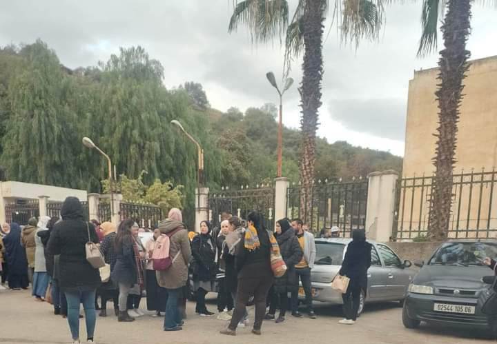 بجاية: مشرفو التربية يُنظمون وقفة احتجاجية وهذه مطالبهم