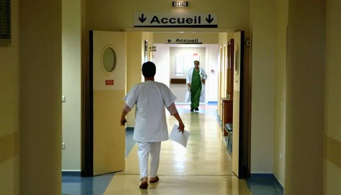 فَرنسا تُقرّر مَنح إقامة خَاصة للأَطباء الأجانب وأفراد أُسرهم في مشرُوع قانون الهجرة الجديد