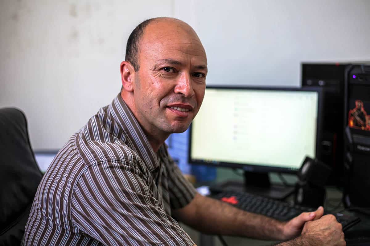 عبد الوهاب فرساوي: “ما حدث لـ راديو أم وإحسان القاضي سابقة خطيرة تهدّد حرية التعبير والصحافة”