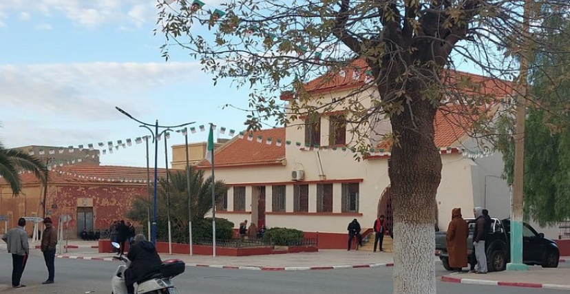 رئيس بلدية بسيدي بلعباس يُهدد بالإنتحار من أعلى سطح مقر البلدية