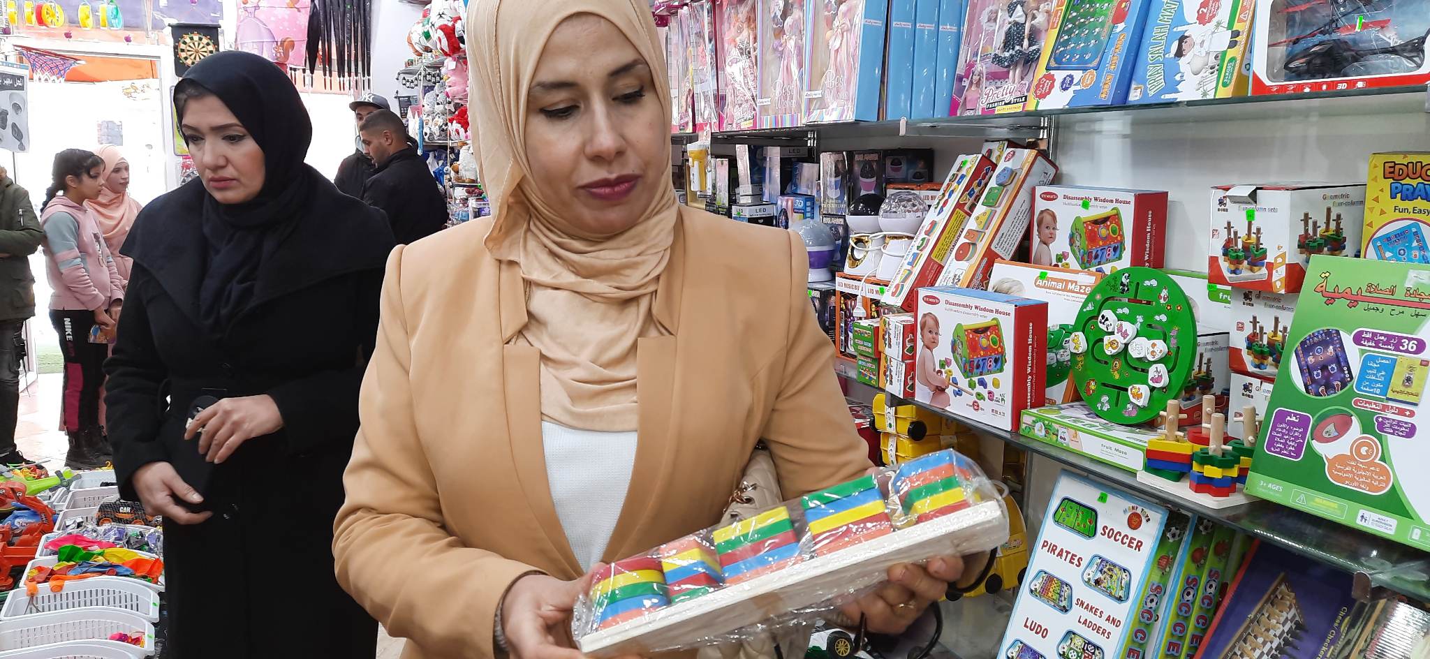 “Halte à l’endoctrinement obscurantiste” : Des militantes féministes dénoncent la campagne ministérielle contre les couleurs arc-en-ciel