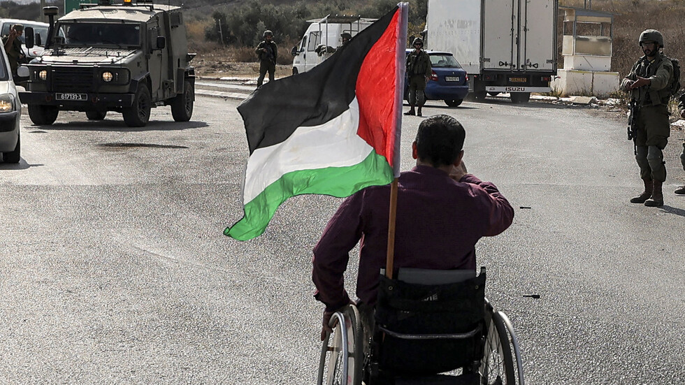 العفو الدولية تُندد بأمر إسرائيلي يحظر رفع الأعلام الفلسطينية في الأماكن العامة