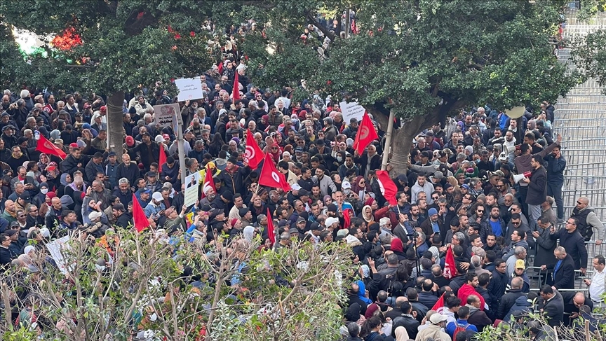 ذكرى ثورة الياسمين: أحزاب المعارضة، إتحاد الشغل ونقابة الصحافيين يقفون ضد قيس سعيّد