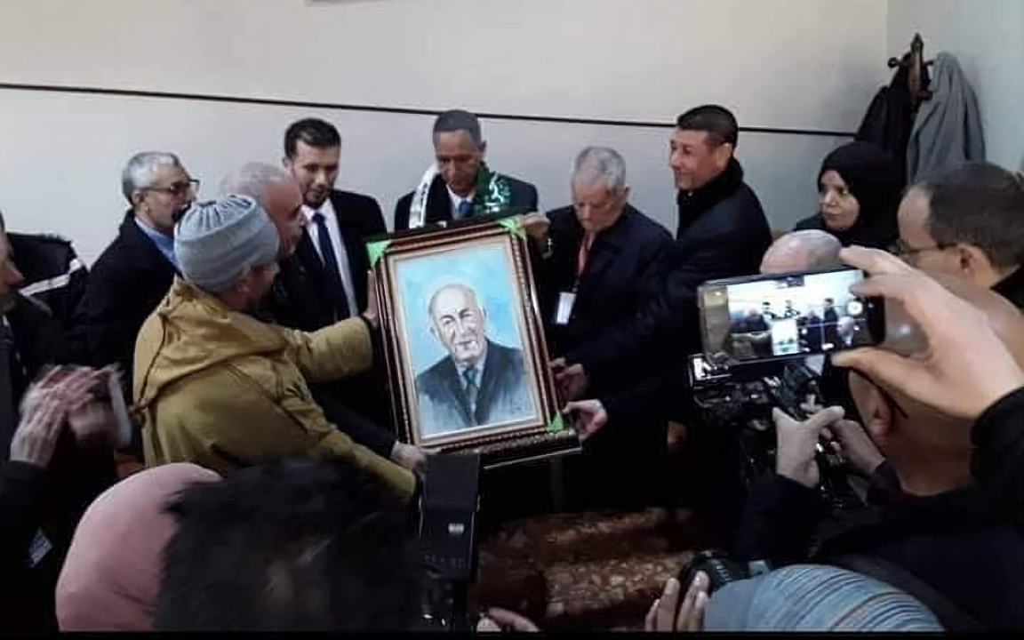 رئاسة الجمهورية تُندّد بمحاولة تكرار مشهد “الكادر” مع الرئيس تبون