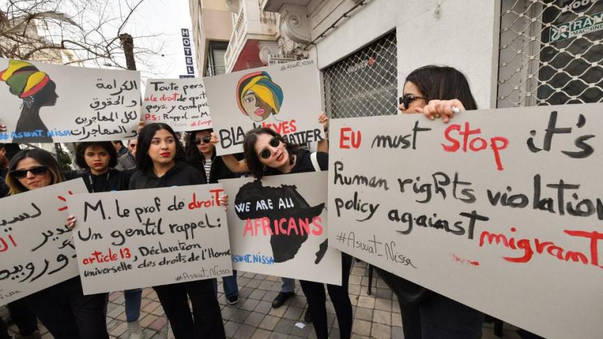 En Tunisie, plusieurs manifestants protestent contre les “propos racistes” de Kais Saied