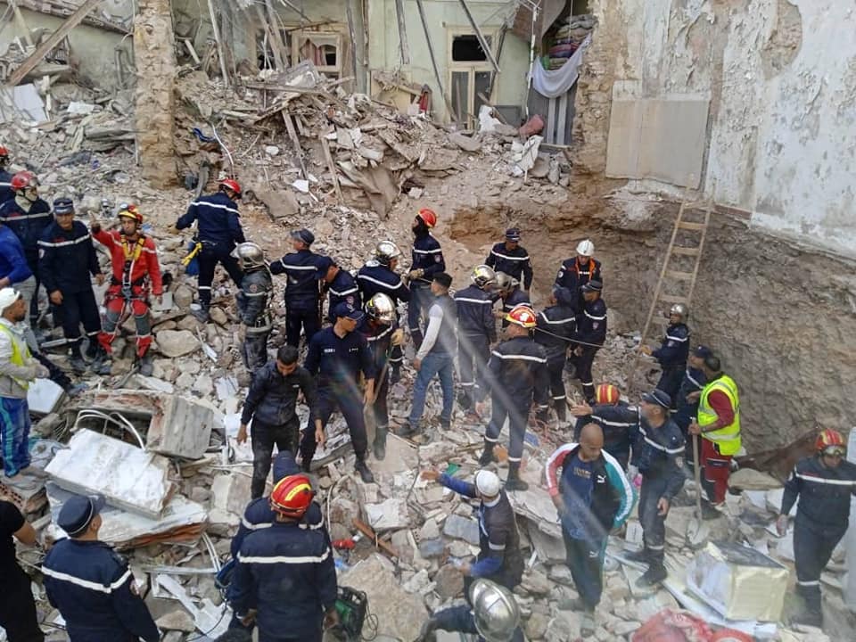 انهيار عمارة من خمسة طوابق بوهران وعمليات بحث تحت (الأنقاض(صور