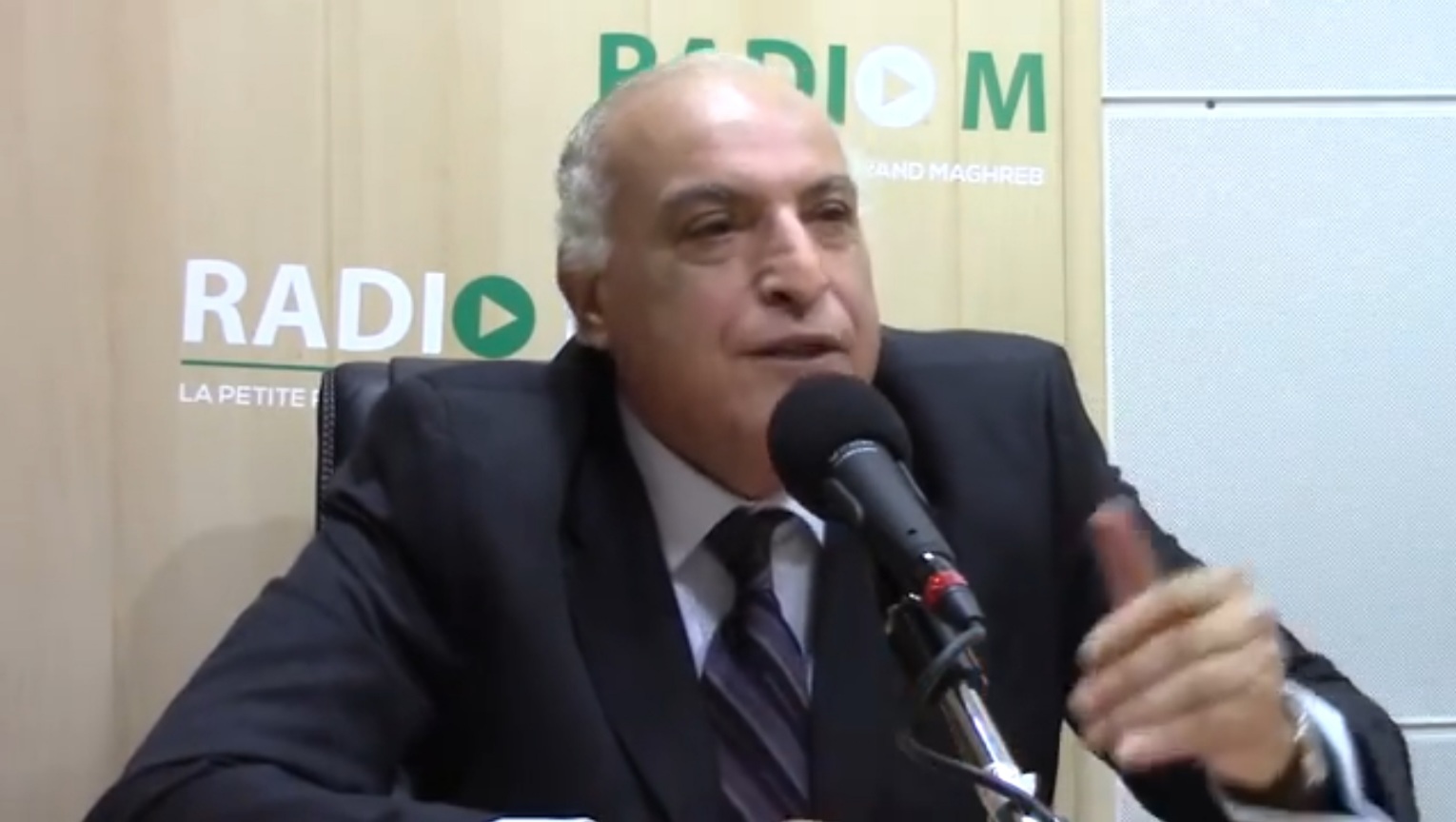 فيديو.. حين نزل وزير الخارجية أحمد عطاف ضيفا لدى “راديو آم” وإحسان القاضي