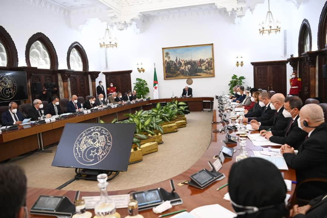 مجلس الوزراء: تبون يأمر الحكومة بتقليص اجتماعات الحكومة وإلغاء بعض القوانين التي “تجاوزها الزمن”