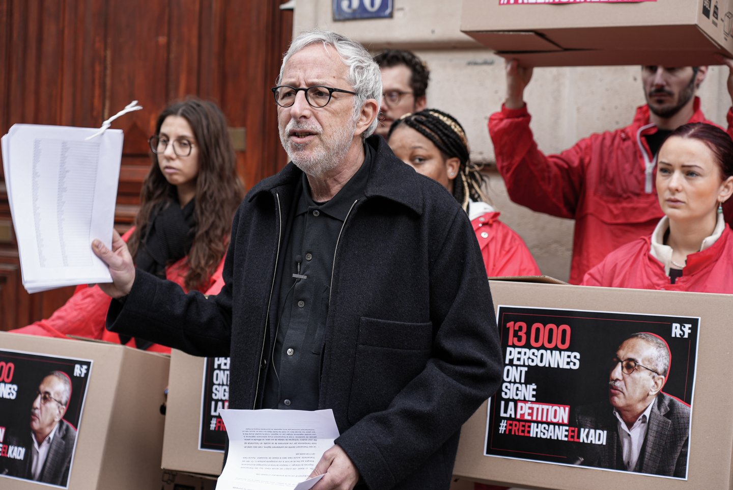 مراسلون بلا حدود تسلم سفارة الجزائر بباريس 13 ألف ظرف موقع لمساندة إحسان القاضي