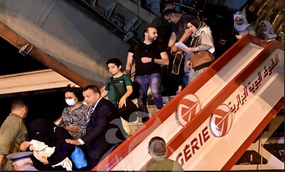 وصول الرعايا الجزائريين الذين تم اجلاؤهم من السودان