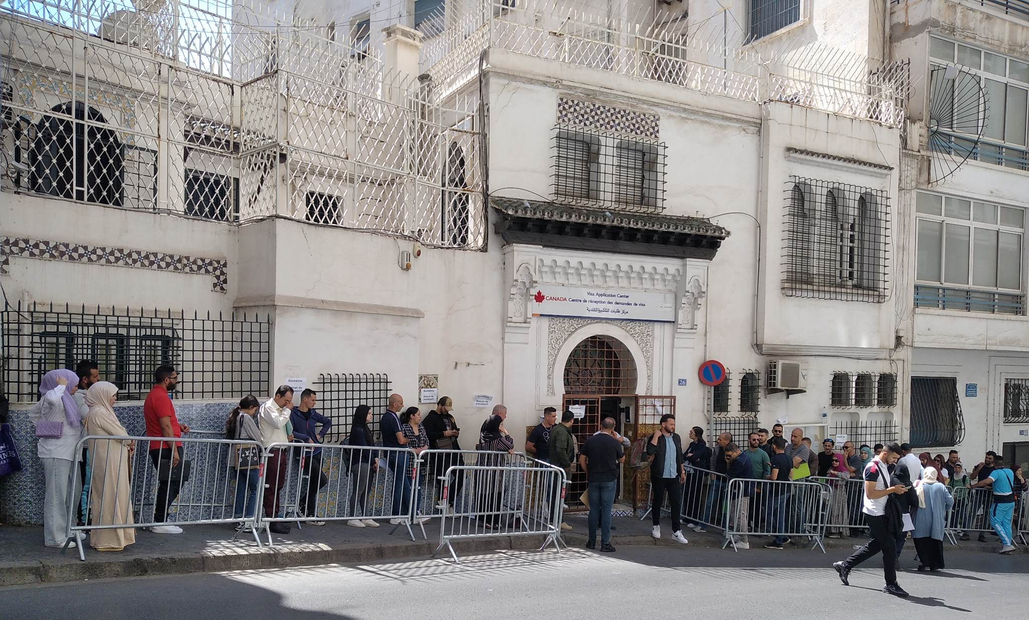 Le centre de demandes de visas à Alger pris d’assaut : le Canada attire de plus en plus d’algériens