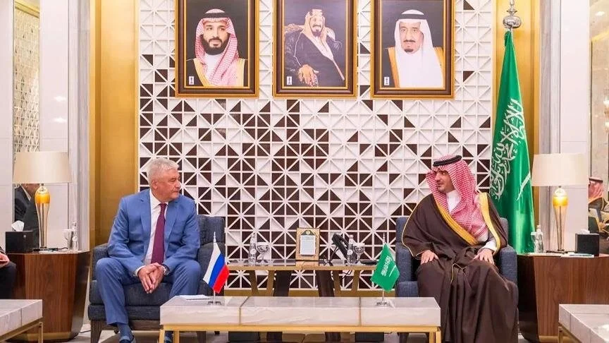 بعد أيام من زيارة زيلينسكي: وزير الداخلية الروسي يصل للرياض