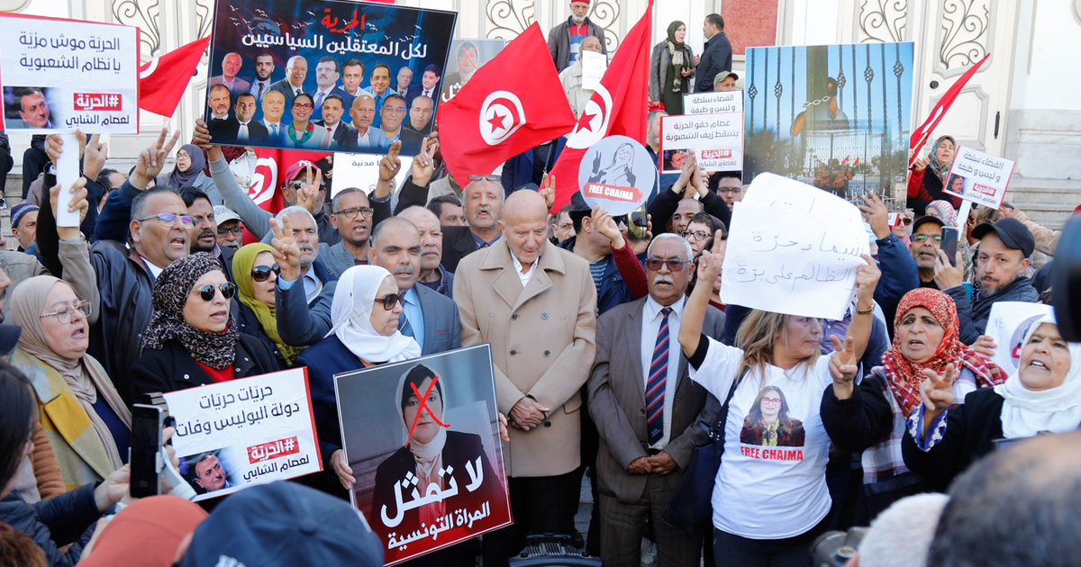Détenus politiques en Tunisie : des manifestants se rassemblent devant la Cour d’appel à Tunis