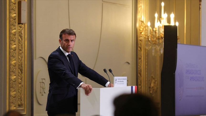 ماكرون يتحدى الإنقلابيين:”سفيرنا سيبقى في نيامي ولن نعترف بكم”