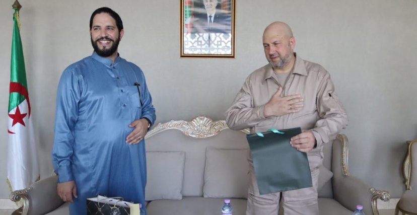 ظهور “جينرال يوم القيامة” بمسجد وهران يثير جدلاً إعلامياً دولياً