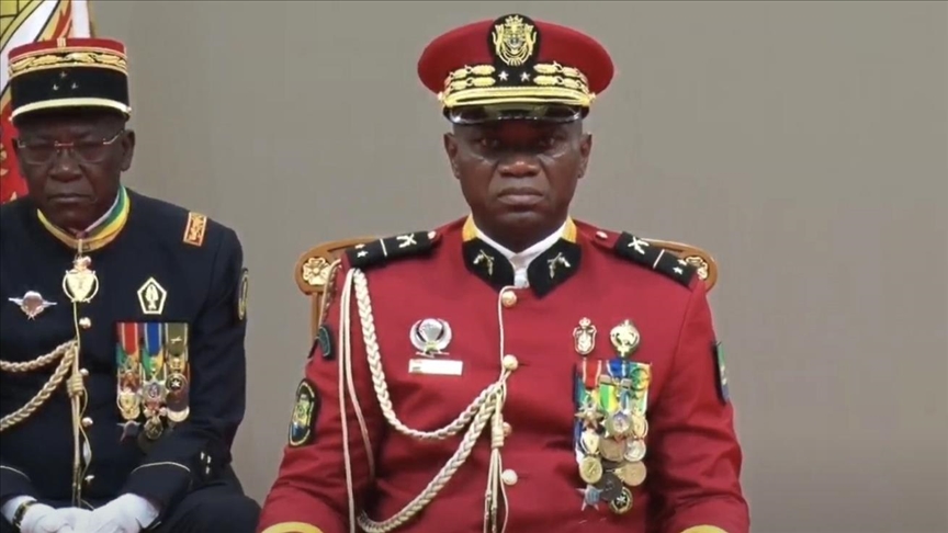 الرئيس الإنتقالي بالغابون: “بإمكان بُونغو السفر إلى الخارج”