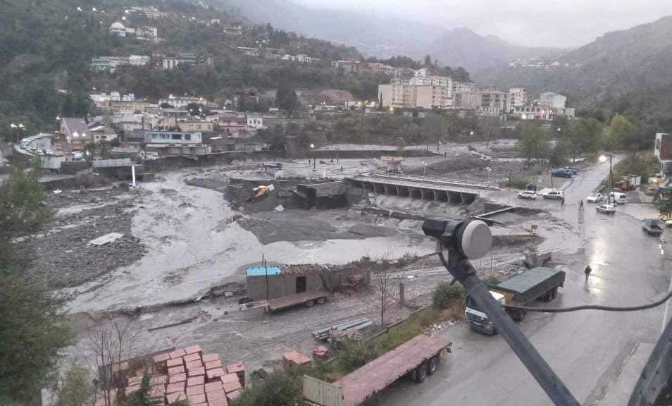 Intempéries : plusieurs axes routiers coupés, effondrement d’un pont à Béjaïa et un homme emporté par les eaux