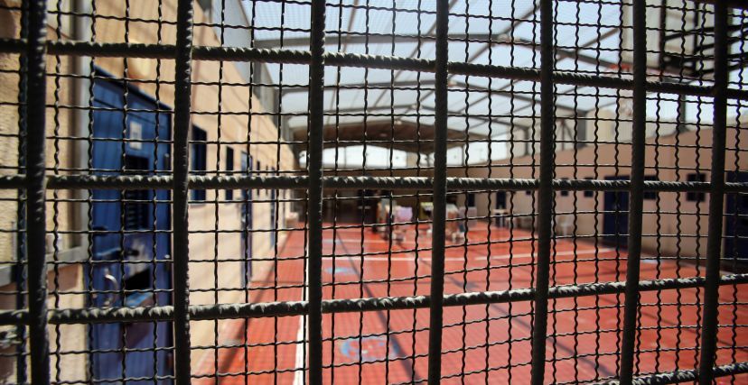 بأمر من إدارة السجون: سجناء جنائيون إسرائيليون اقتحموا زنازين الأسرى الأطفال