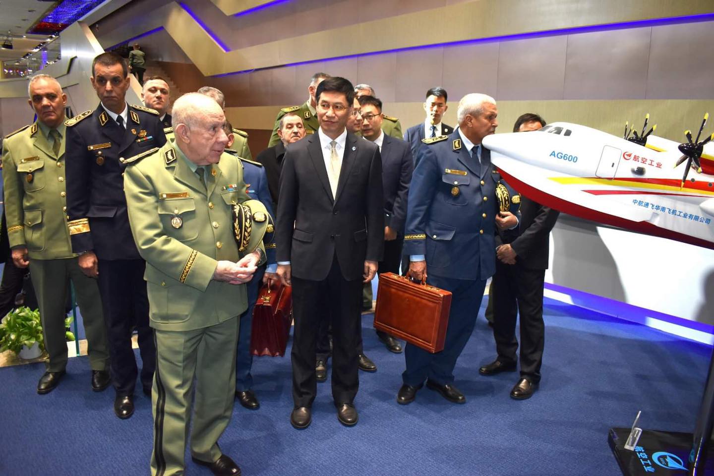 طائرات وأنظمة الدفاع السيبراني: شنقريحة يُعاين صناعة شركة “كاتيك” الصينية