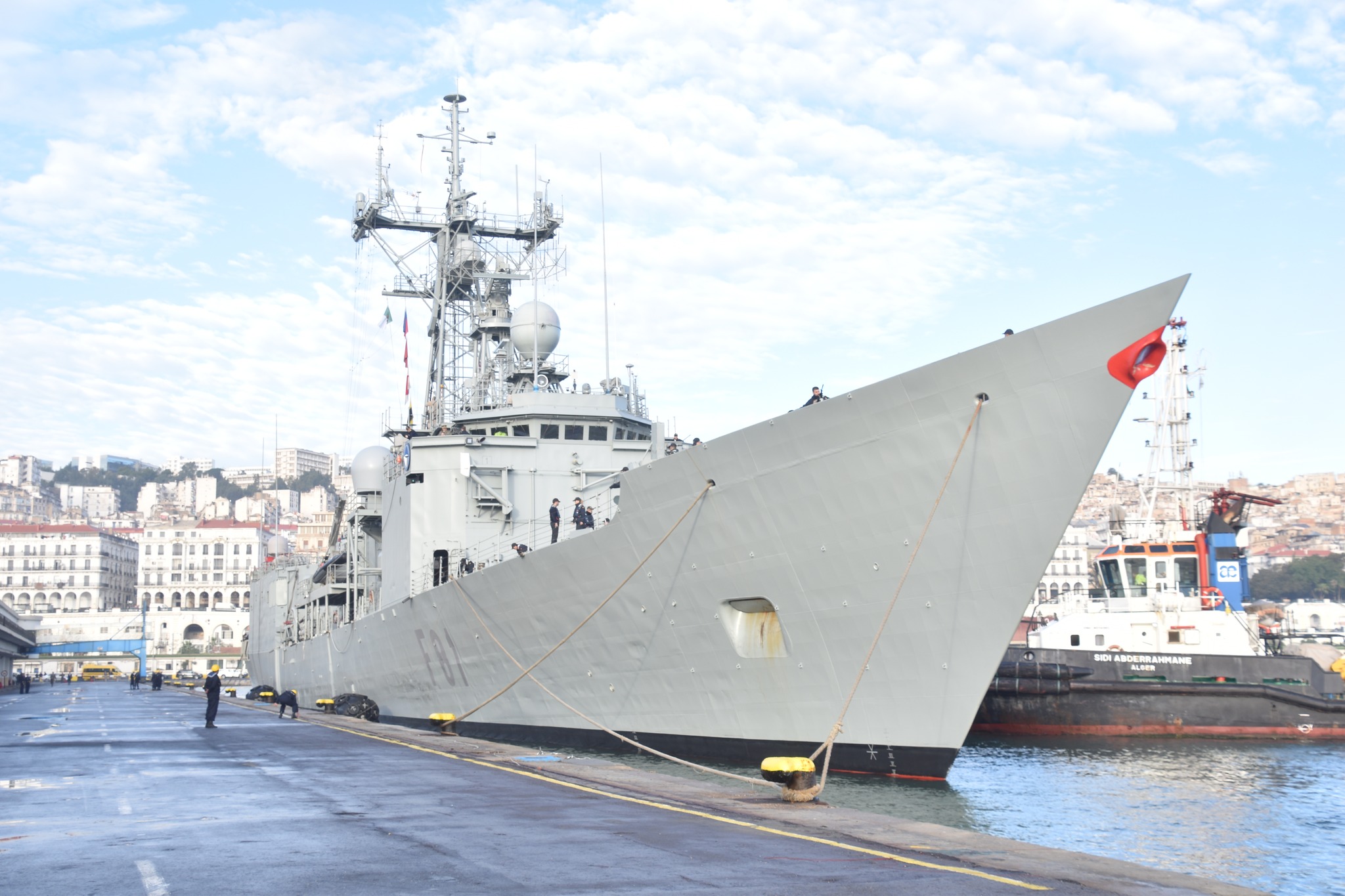 للمشاركة في تمرين عسكري : فرقاطة من حلف “الناتو”  ترسو بميناء الجزائر