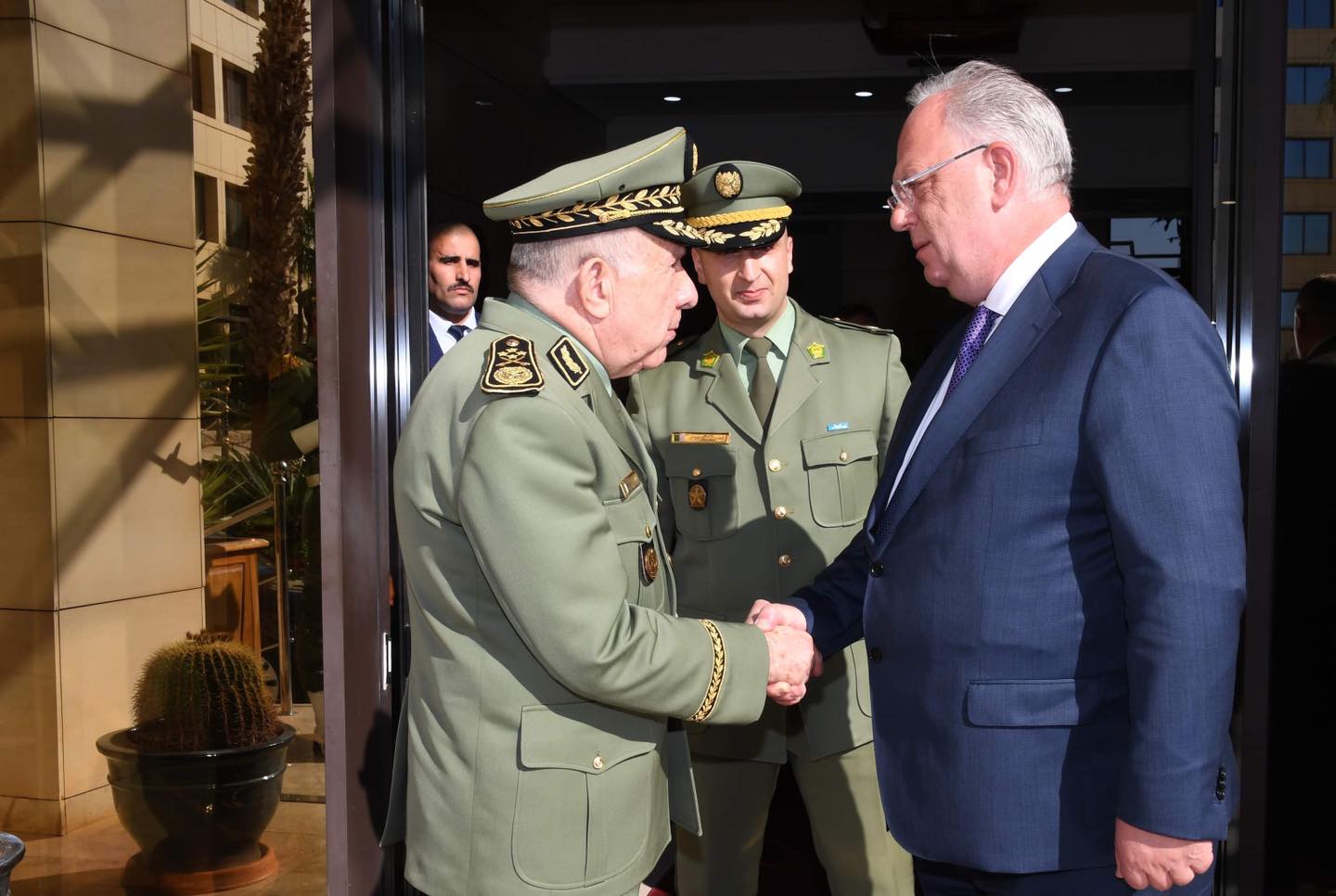 محادثات بين شنقريحة ومدير مصلحة التعاون العسكري الروسي