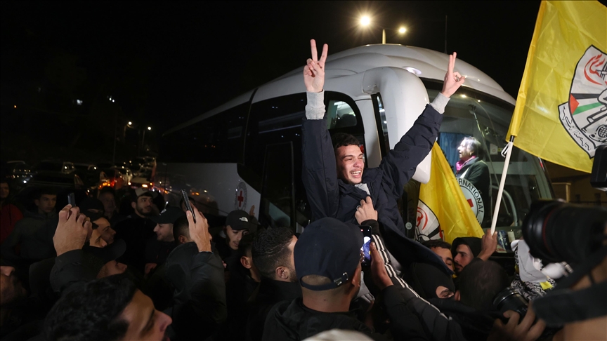 الدفعة الخامسة من صفقة التبادل: الإحتلال الإسرائيلي يُفرج عن أسرى فلسطينيين