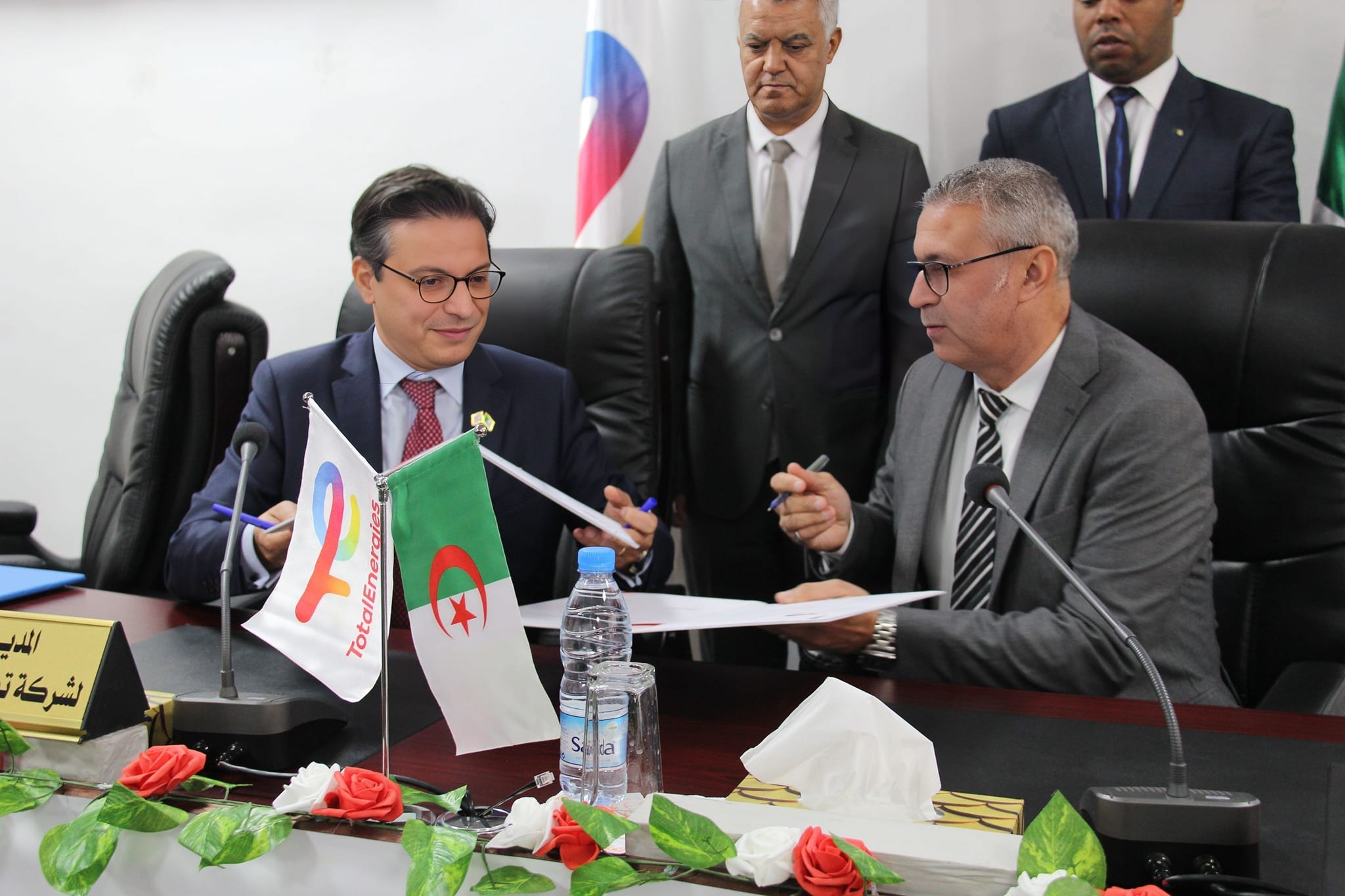 “توتال الفرنسية” تمول برامج تكوين وتجهيز مدارس بتيميمون : هل خيرات الجنوب لا تتسع لذلك ?