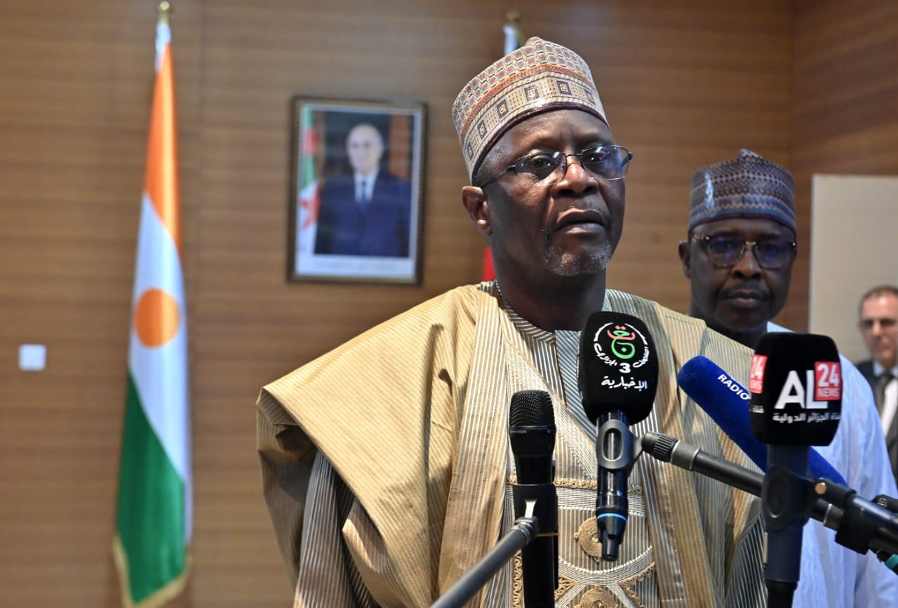 تزامناً مع أزمة مالي : وزير خارجية النيجر يحّل بالجزائر