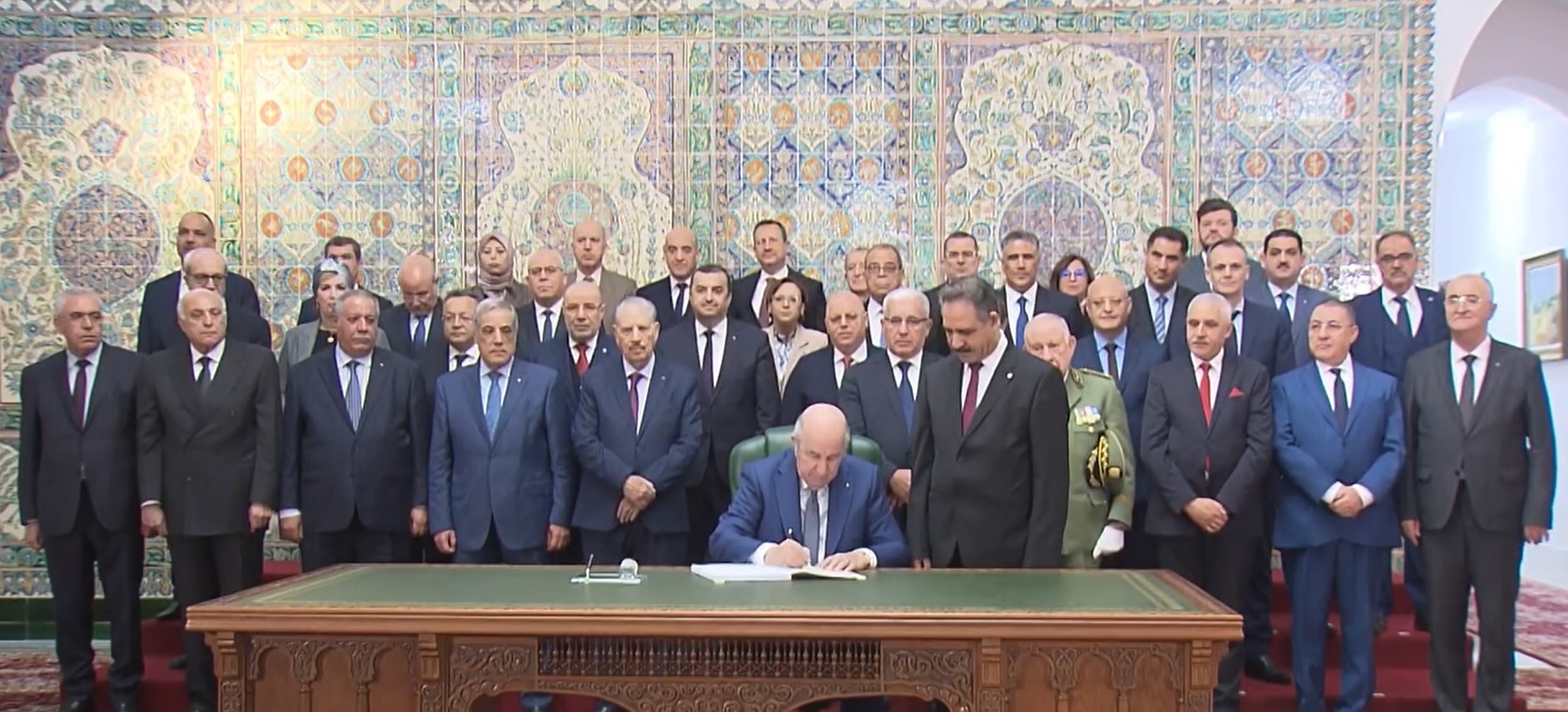 الرئيس تبون يُوقع على قانون المالية لسنة 2024