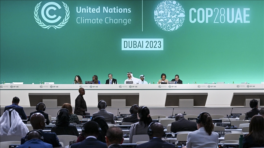 COP28 : Adoption “historique” d’un accord appelant à “transitionner hors des énergies fossiles”