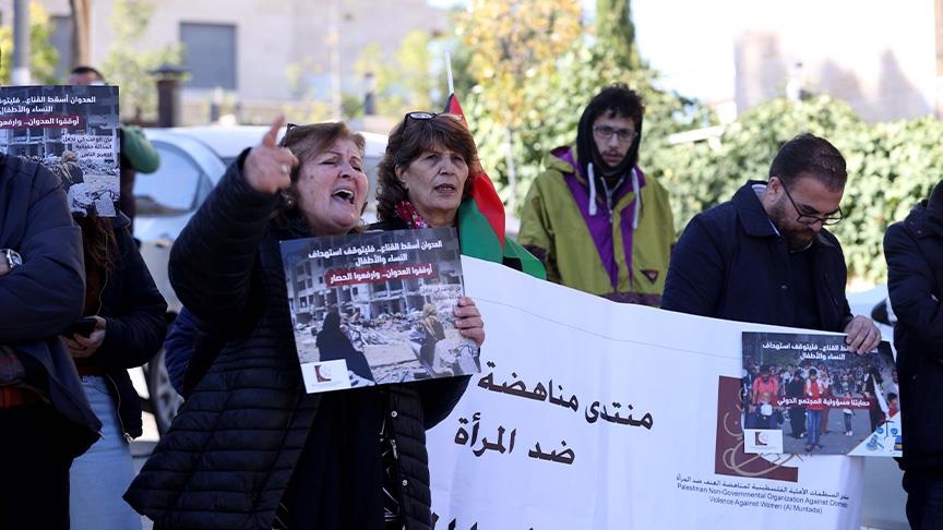 فلسطينيون ينظمون وقفة أمام السفارة المصرية في رام الله للمطالبة بفتح معبر رفح